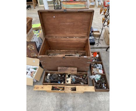 A LARGE VINTAGE ENGINEERS CHEST CONTAINING A LARGE ASSORTMENT OF TOOLS 