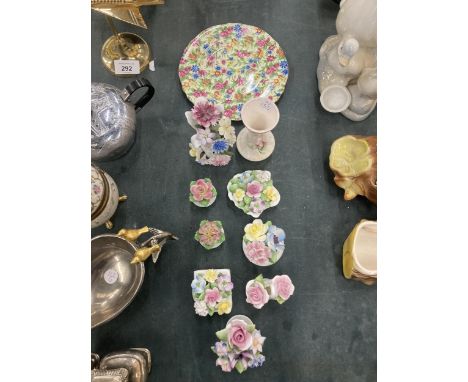 A GROUP OF FLORAL CERAMIC TRINKET WARES 