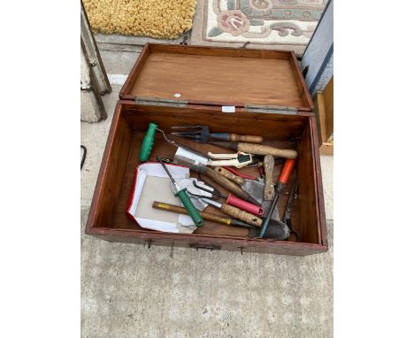 A WOODEN JOINERS CHEST AND AN ASSORTMENT OF TOOLS 