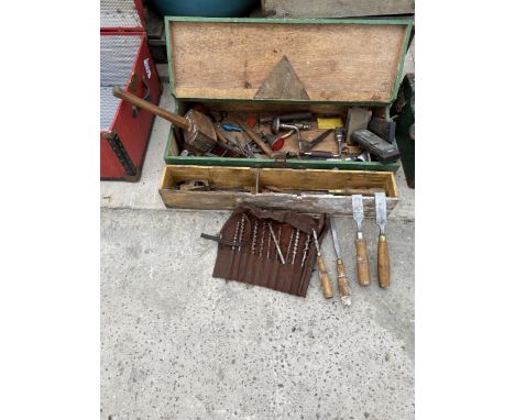 A VINTAGE WOODEN JOINERS CHEST WITH AN ASSORTMENT OF TOOLS TO INCLUDE CHISELS, BRACE DRILL BITS AND HAMMERS ETC 