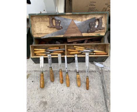 A VINTAGE WOODEN JOINERS CHEST WITH AN ASSORTMENT OF TOOLS TO INCLUDE WOOD PLANES AND SAWS, CHISELS AND LATHE TOOLS ETC 