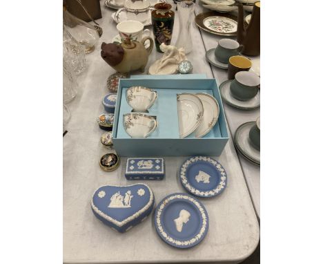 A MIXED GROUP OF CERAMICS TO INCLUDE FOLEY WILEMANN 'INTARSIO' WITCH VASE, (CHIP TO BASE), WEDGWOOD JASPERWARE ITEMS, BOXED G