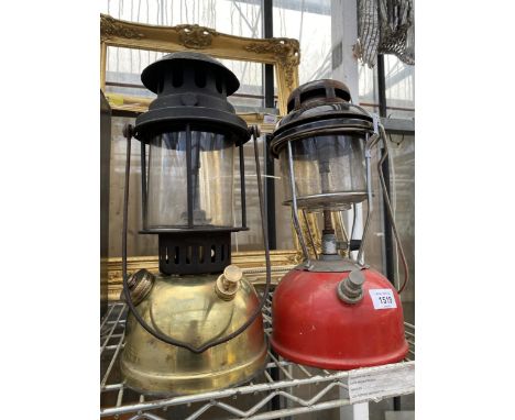 A PAIR OF VINTAGE PARAFIN LAMPS TO INCLUDE A TILLEY AND A BIALADDIN 