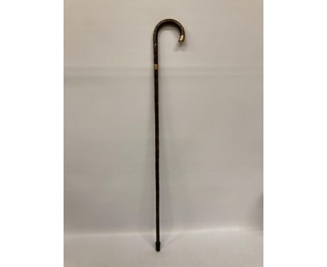 A VINTAGE WALKING STICK WITH HALLMARKED 9CT YELLOW GOLD TOP AND COLLAR 