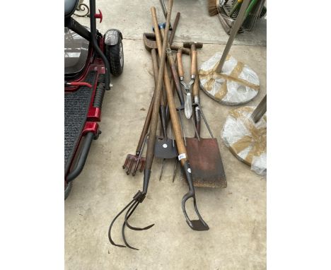 A COLLECTION A VINTAGE TOOLS TO INCLUDE A SPADE, FORK, ETC 