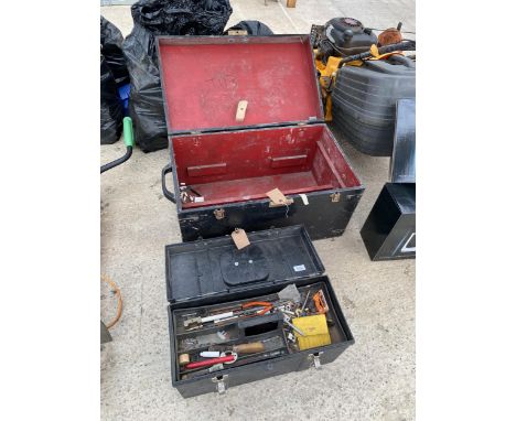 A VINTAGE WOODEN JOINERS CHEST AND A PLASTIC TOOL BOX WITH AN ASSORTMENT OF TOOLS TO INCLUDE SAWS AND PLIERS ETC 