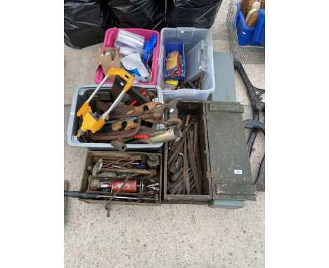 A LARGE QUANTITY OF HAND TOOLS AND HARDWARE TO INCLUDE HAMMERS, BRACE DRILL, SAWS AND JACKS ETC 