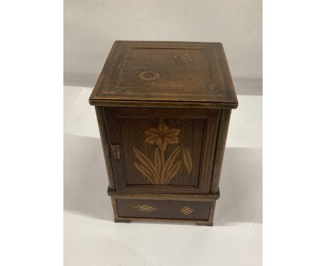 A VINTAGE OAK SMOKER'S CABINET WITH INLAY DECORATION, HEIGHT 24CM, WIDTH 16CM, DEPTH 16CM 