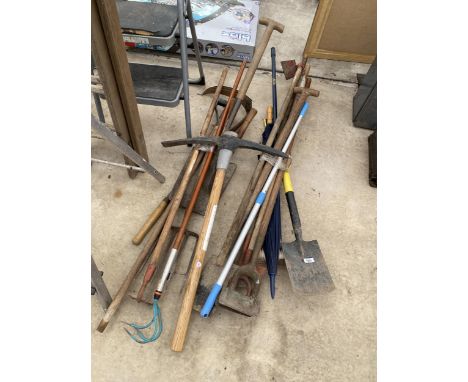 AN ASSORTMENT OF GARDEN TOOLS TO INCLUDE SPADES, FORKS AND HOES ETC 