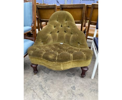 A VICTORIAN STYLE BUTTON-BACK CORNER CHAIR ON TURNED FRONT LEGS 