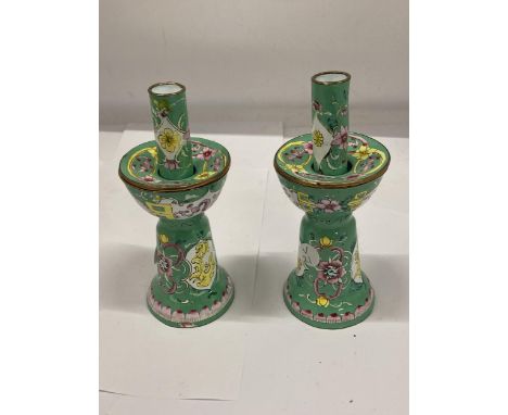 A PAIR OF VINTAGE ENAMELLED CANDLESTICKS, HEIGHT 18CM - 1 A/F TO THE BASE 