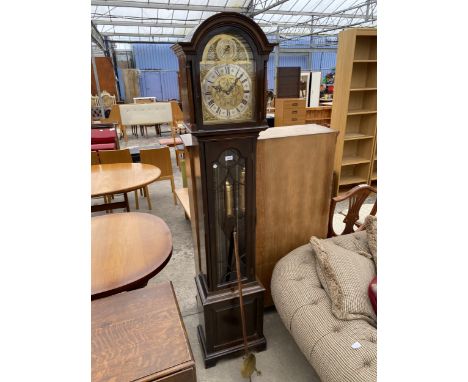 A LONGCASE CLOCK WITH BRASS DIAL, HAVING ROMAN NUMERALS, DOMED HOOD AND THREE BRASS WEIGHTS 