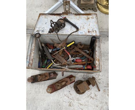 A METAL TOOL CHEST AND AN ASSORTMENT OF TOOLS TO INCLUDE WOOD PLANES, SPANNERS AND A VICE ETC 