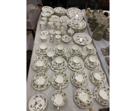 A LARGE QUANTITY OF WEDGWOOD 'WILD STRAWBERRY' DINNERWARE TO INCLUDE VARIOUS SIZES OF PLATES, BOWLS, SERVING PLATES, MUGS, SO