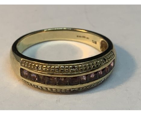 A 9 CARAT GOLD RING WITH AMETHYSTS AND DIAMONDS SIZE Q/R 