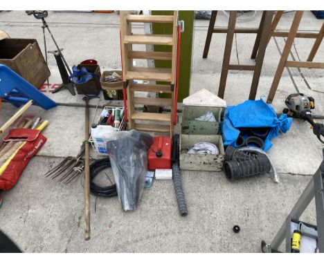 AN ASSORTMENT OF ITEMS TO INCLUDE A LOFT LADDER, A FUEL CAN AND GARDEN TOOLS ETC 