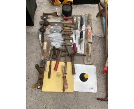 A LARGE ASSORTMENT OF HAND TOOLS TO INCLUDE TROWELS, HAMMERS AND CHISLES ETC 