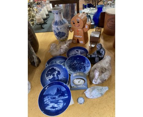 A QUANTITY OF ROYAL COPENHAGEN CABINET PLATES, CERAMIC DUCKS, A GINGERBREAD MAN STORAGE JAR, WOODEN INLAID MUSICAL GONDOLA, W