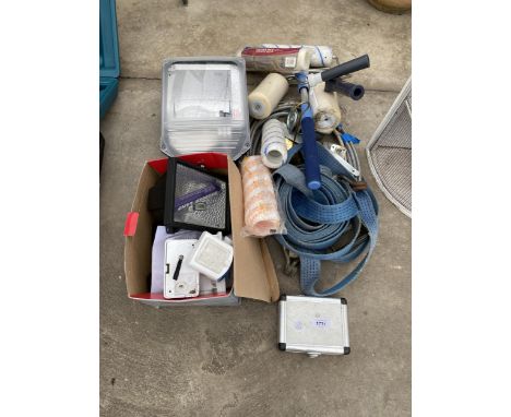 AN ASSORTMENT OF HARDWARE TO INCLUDE A RATCHET STRAP, PAINT ROLLERS AND LIGHTS ETC 