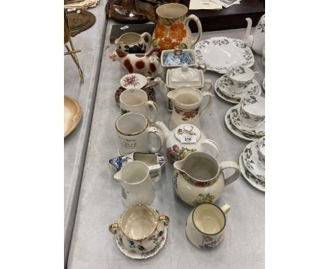 A MIXED GROUP OF CERAMICS TO INCLUDE VINTAGE COW CREAMER, CUPS, SAUCERS, NOVELTY TEAPOTS ETC 
