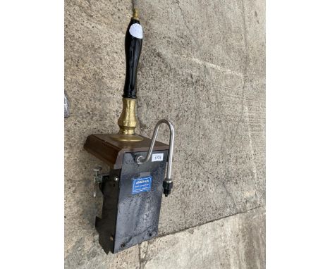 A VINTAGE MANUAL HAND PUMP ALE TAP 
