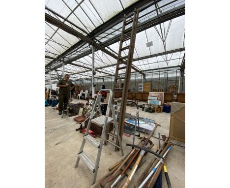 A VINTAGE WOODEN EXTENDING LADDER AND TWO SMALL STEP LADDERS 