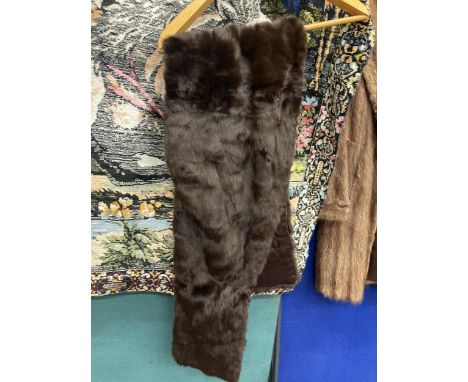 A VINTAGE 'BROWNS OF CHESTER' FUR STOLE 