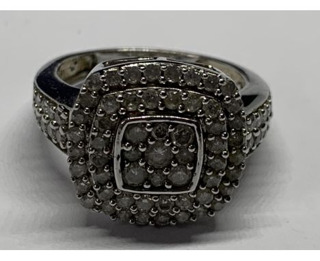 A SILVER RING WITH CLEAR STONES IN LAYERED SQUARE DESIGN SIZE L IN A PRESENTATION BOX 