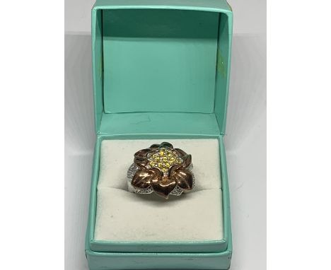 A SILVER DESIGNER RING WITH A COPPER COLOURED FLOWER DESIGN SIZE N IN A PRESENTATION BOX 