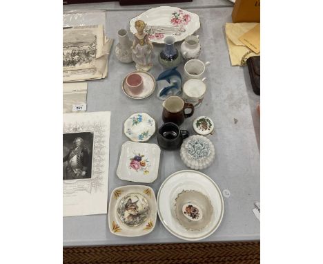 A QUANTITY OF CERAMIC ITEMS TO INCLUDE TRINKET DISHES, VASES, JUGS, TRINKET BOXES, ETC 