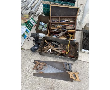A LARGE ASSORTMENT OF TOOLS TO INCLUDE CHISELS, WOOD PLANES AND SAWS ETC 