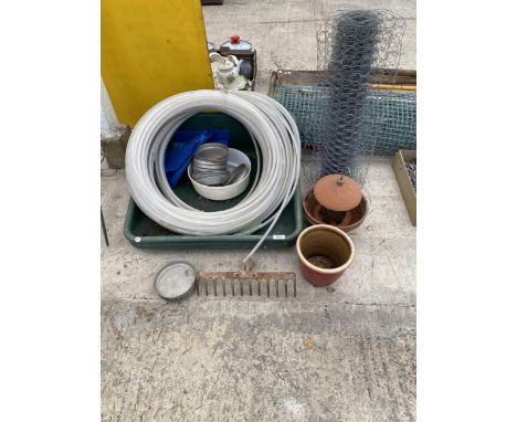 AN ASSORTMENT OF GARDEN ITEMS TO INCLUDE PIPE, A WIND SPINNER AND CHICKEN WIRE ETC 