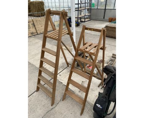 TWO VINTAGE WOODEN STEP LADDERS TO INCLUDE A FOUR RUNG AND A FIVE RUNG 