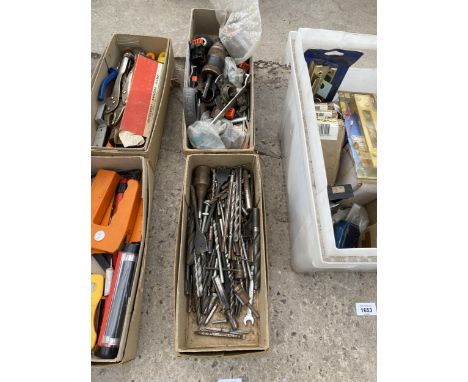 AN ASSORTMENT OF TOOLS AND HARDWARE TO INCLUDE DRILL BITS AND DRILL CHUCKS ETC 