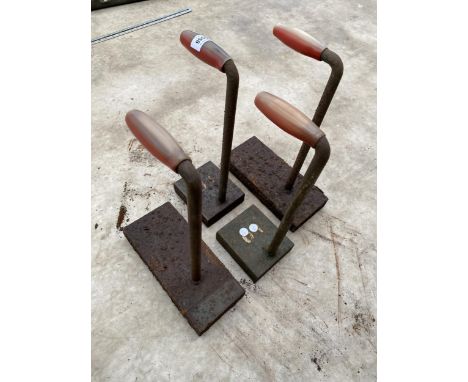 FOUR VINTAGE CAST IRON DOORSTOP BLOCKS OF TWO DIFFERENT SIZES 