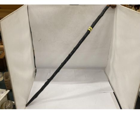 A VINTAGE WOODEN WALKING CANE 