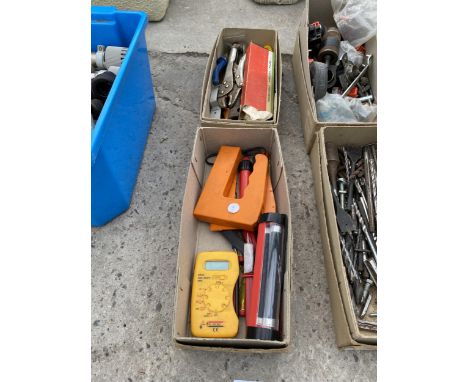 AN ASSORTMENT OF TOOLS TO INCLUDE MOLE GRIPS AND PLIERS ETC 