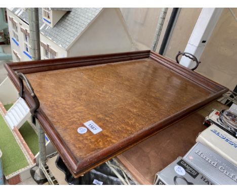 A LARGE VINTAGE WOODEN SERVING TRAY WITH METAL HANDLES 