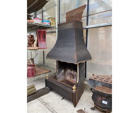 A DECORATIVE CAST IRON FIRE PLACE WITH BRASS DETAIL AND FIRE GRATE 