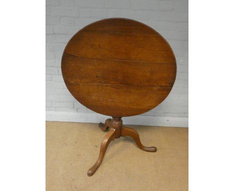 A Georgian circular oak snap top table on pillar and tripod base, 31" diameter 