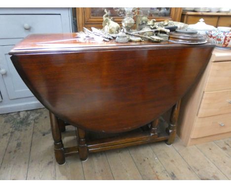 A mahogany oval gate leg dining table on turned legs 3'6 wide 