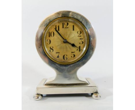 A hall marked silver balloon shaped desk clock, 9cm tall