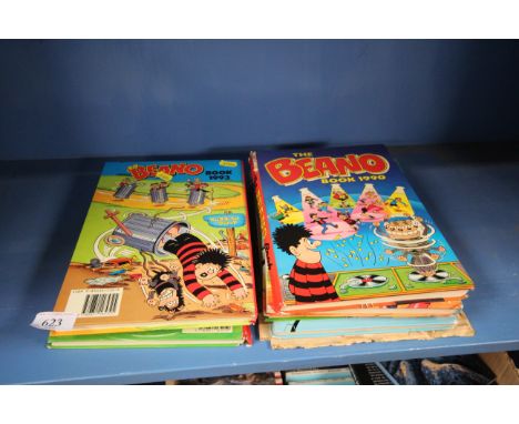 A quantity of Beano annuals and vintage newspapers 