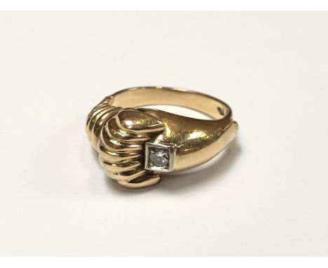 A LADIES .750 STAMPED YELLOW GOLD RING WITH SHALL DESIGN AND DIAMOND STONE, WEIGHT 4.9G, APPROX UK SIZE N/O 