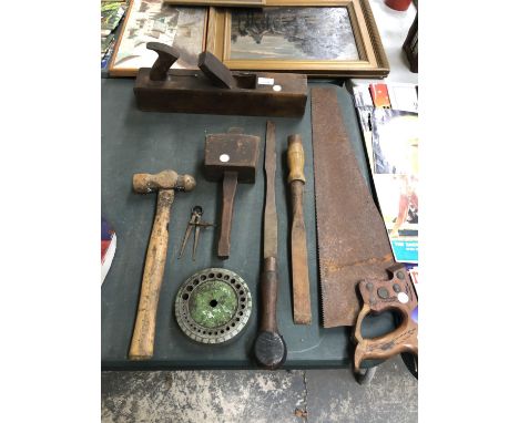 A GROUP OF VINTAGE TOOLS TO INCLUDE SAW, WOOD PLANE, LARGE FILE ETC 