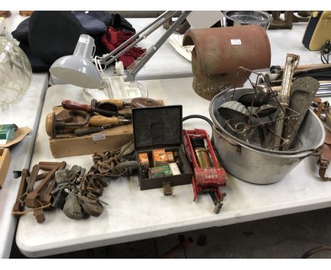 A MIXED GROUP OF ASSORTED VINTAGE ITEMS TO INCLUDE TOOLS, MEASURING TAPE ETC (QTY) 