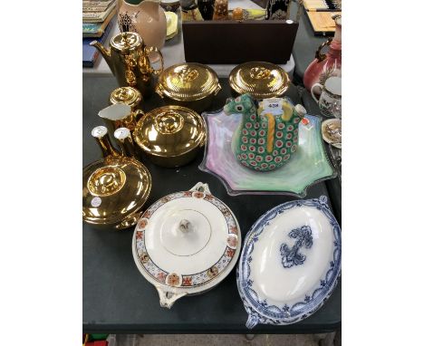 A MIXED GROUP OF CERAMICS TO INCLUDE ROYAL WORCESTER GOLD PATTERN TUREENS, FURTHER ITEMS ETC (QTY) 