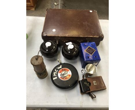 A MIXED GROUP OF ITEMS, VEST POCKET CASED 'KODAK' CAMERA, MINIATURE MINERS LAMP, BOWLS ETC (QTY) 