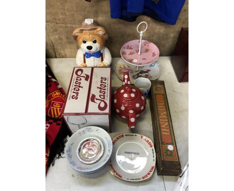 A MIXED GROUP OF ITEMS TO INCLUDE TEDDY BEAR BISCUIT TIN, WADE DISH, CAKE STAND ETC (QTY) 