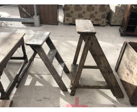 A THREE RUNG WOODEN STEP FRAME, A TWO RUNG WOODEN STEP LADDER, AND A WOODEN TABLE 